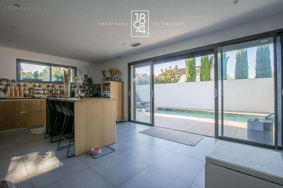 Maison À Vendre T4 Marseille 13011  Eoures  Villa familiale de 112m²  Jardin et piscine  Suite parentale en rez-de-chaussée  Sta - photo 8