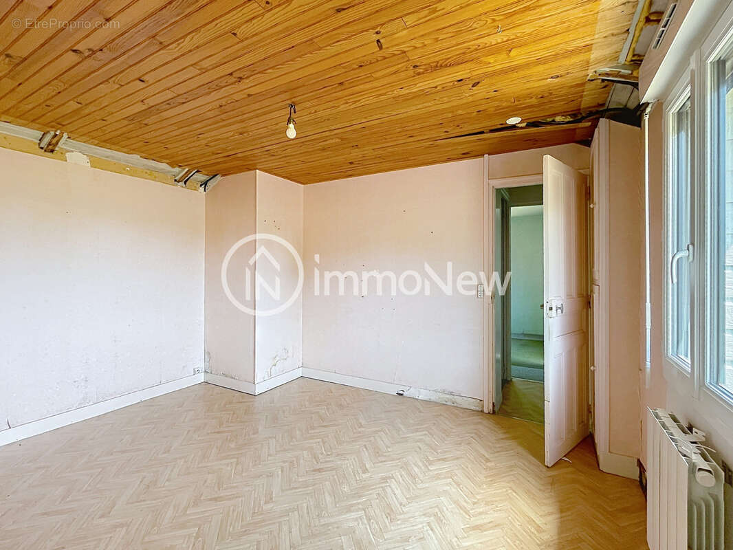 À VENDRE   Maison de plain-pied 95 m2 avec dépendance et terrain constructible de 2700 m2   Sainte-Pience - photo 6