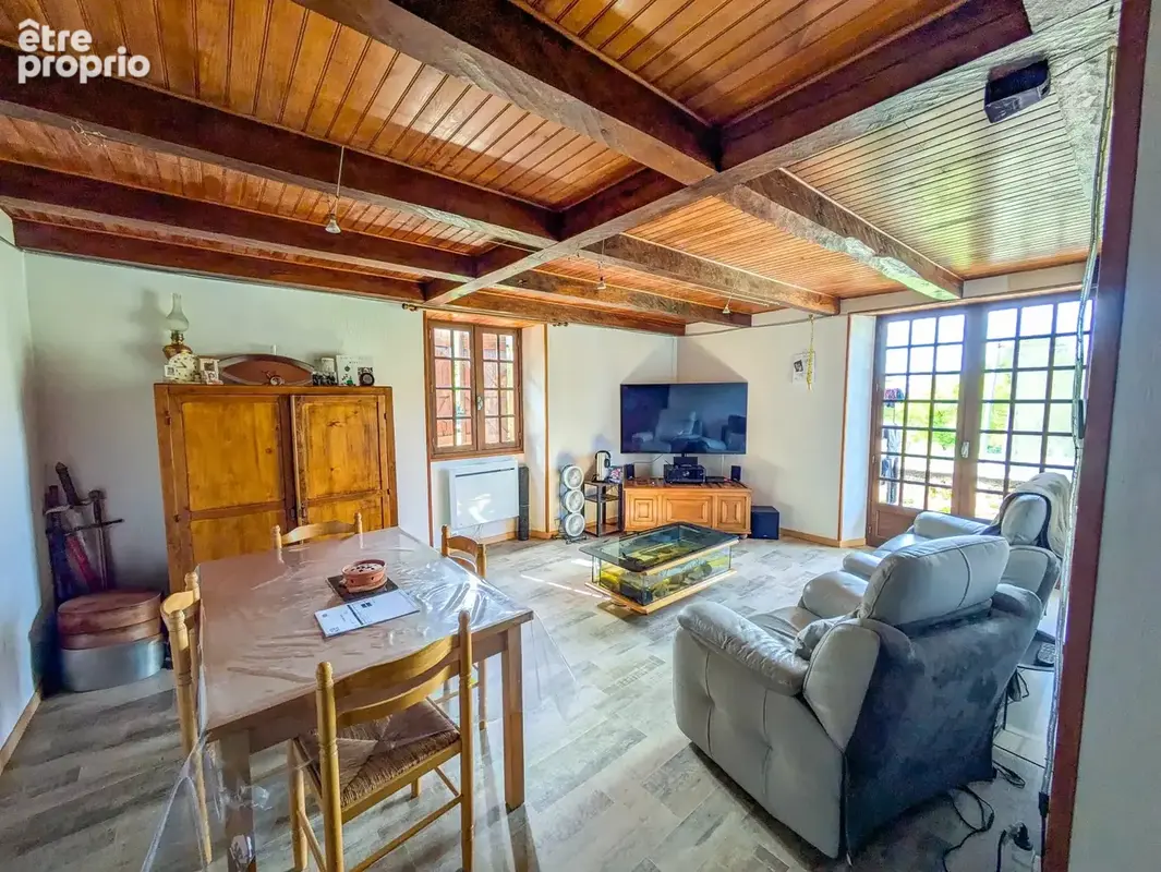 Un joyau rural — ferme, appartement, granges et 1,6 hectare. - photo 3