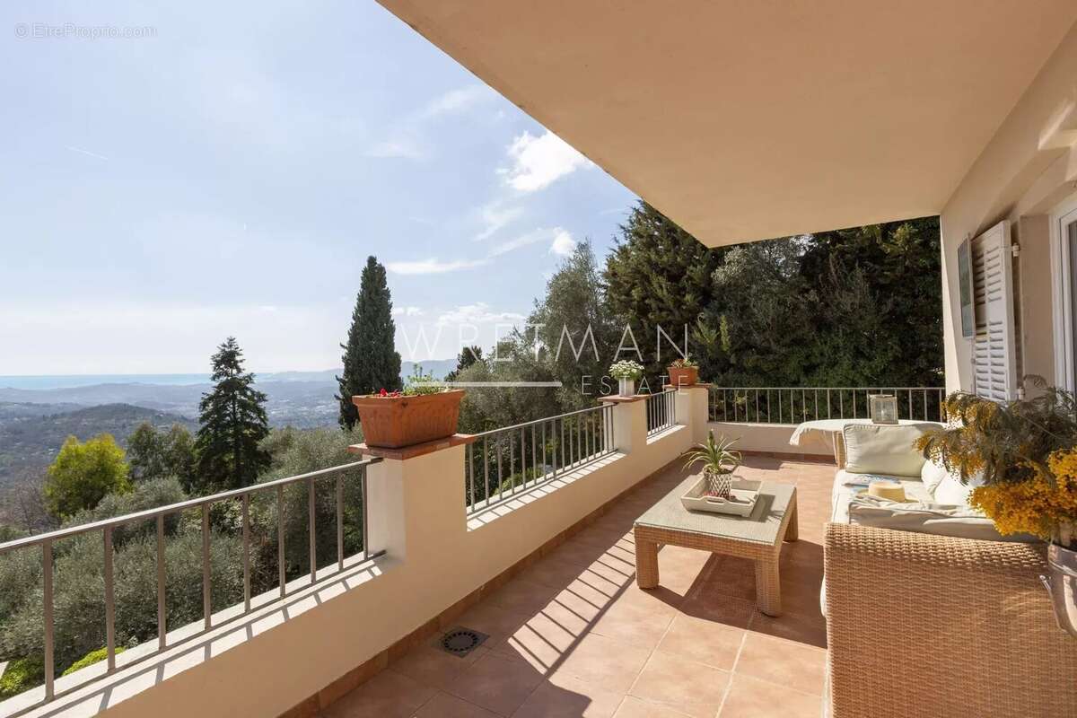 Maison à CHATEAUNEUF-GRASSE