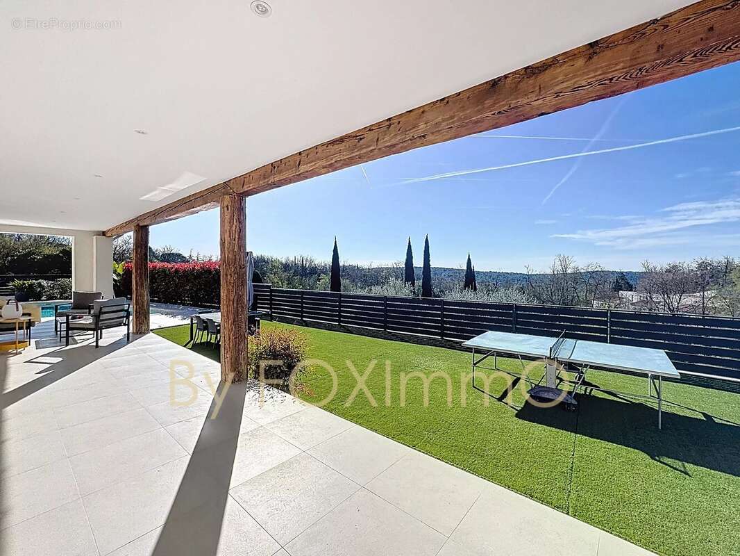 Limte  Vence, villa rénovée 300 m² – 5 suites – Piscine – Position dominante – Bien rare sur le secteur - photo 3