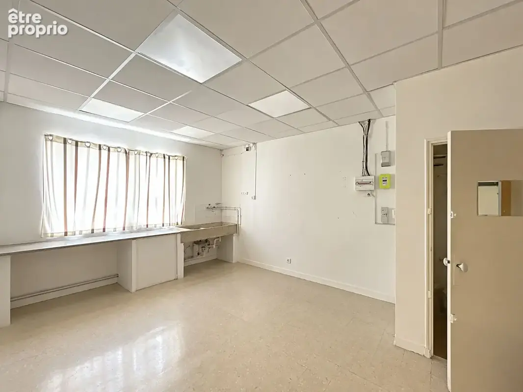 Mas-thibert - local professionnel de 97 m² de plain-pied - photo 2