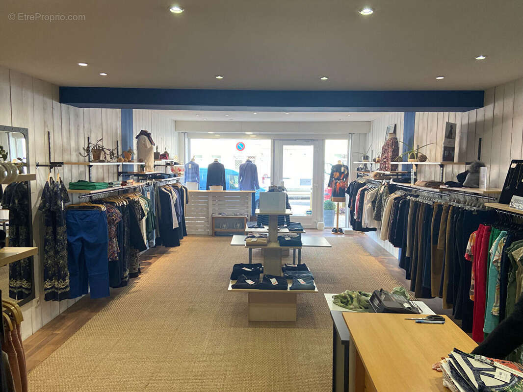 Très belle affaire pour cette boutique de vêtement en centre ville Vendôme.. - photo 4