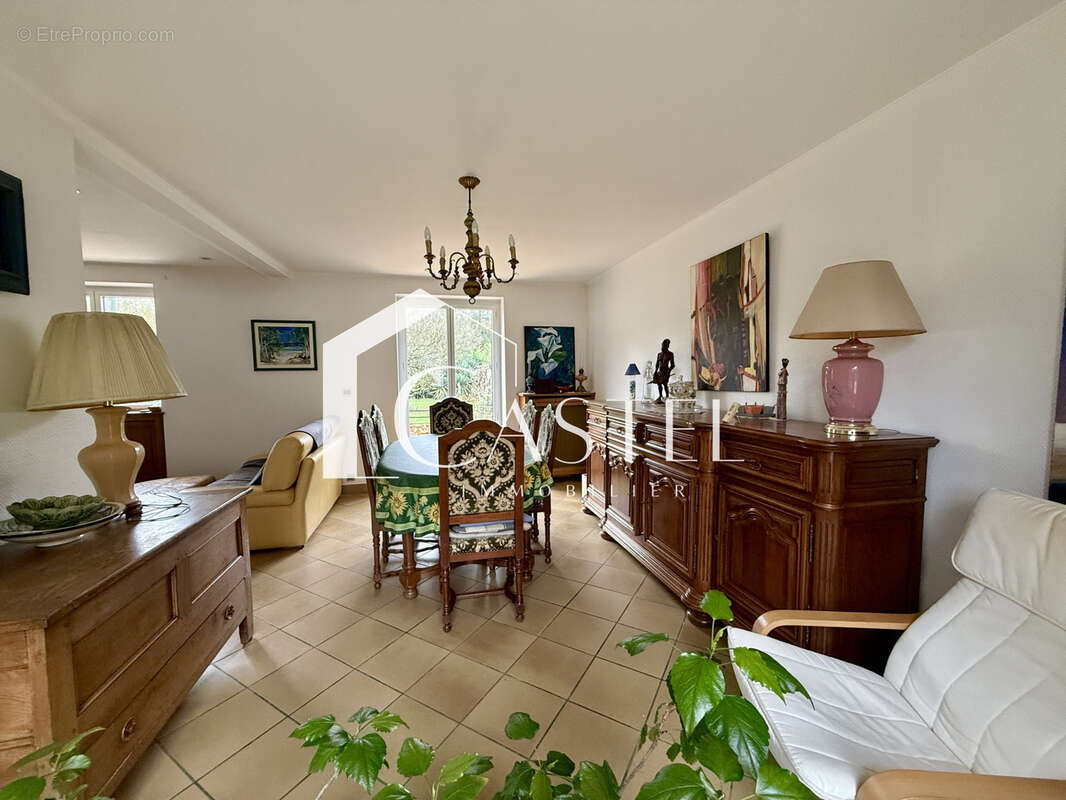 Maison à MORAINVILLIERS