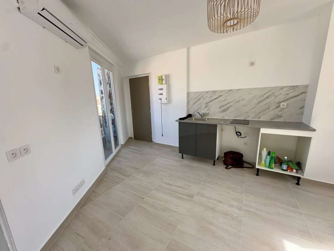 Studio rénové, 3 ieme étage, sur 4 secteur St Martin - photo 7