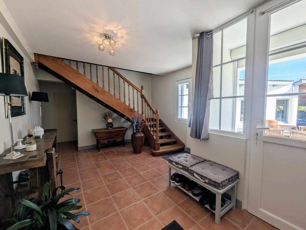 Entrée côté terrasse - Maison à TARGON