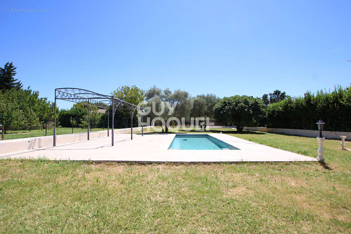 Maison à ENTRAIGUES-SUR-LA-SORGUE