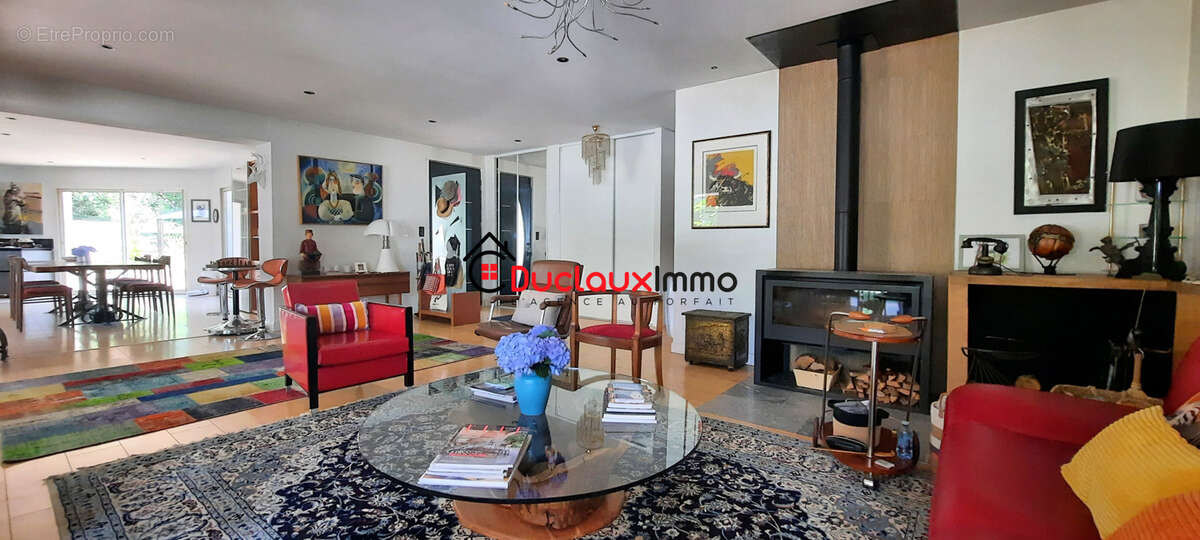 Grande maison individuelle de plain-pied avec piscine et vaste terrain arboré - photo 5
