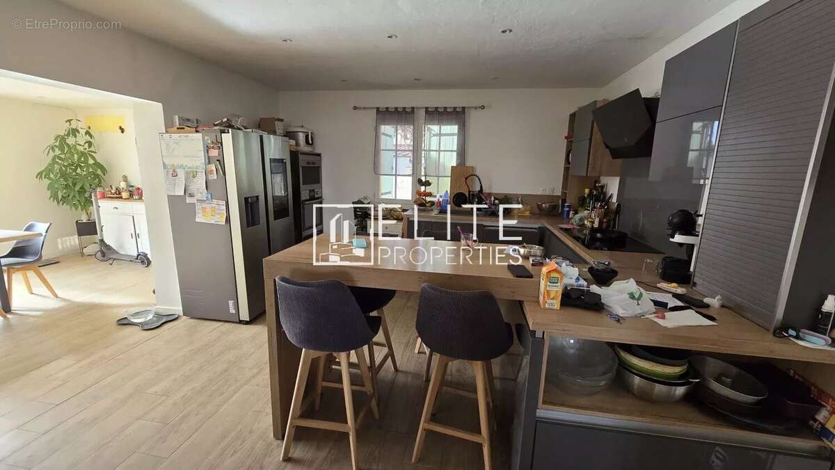 Commerce à TOURRETTES