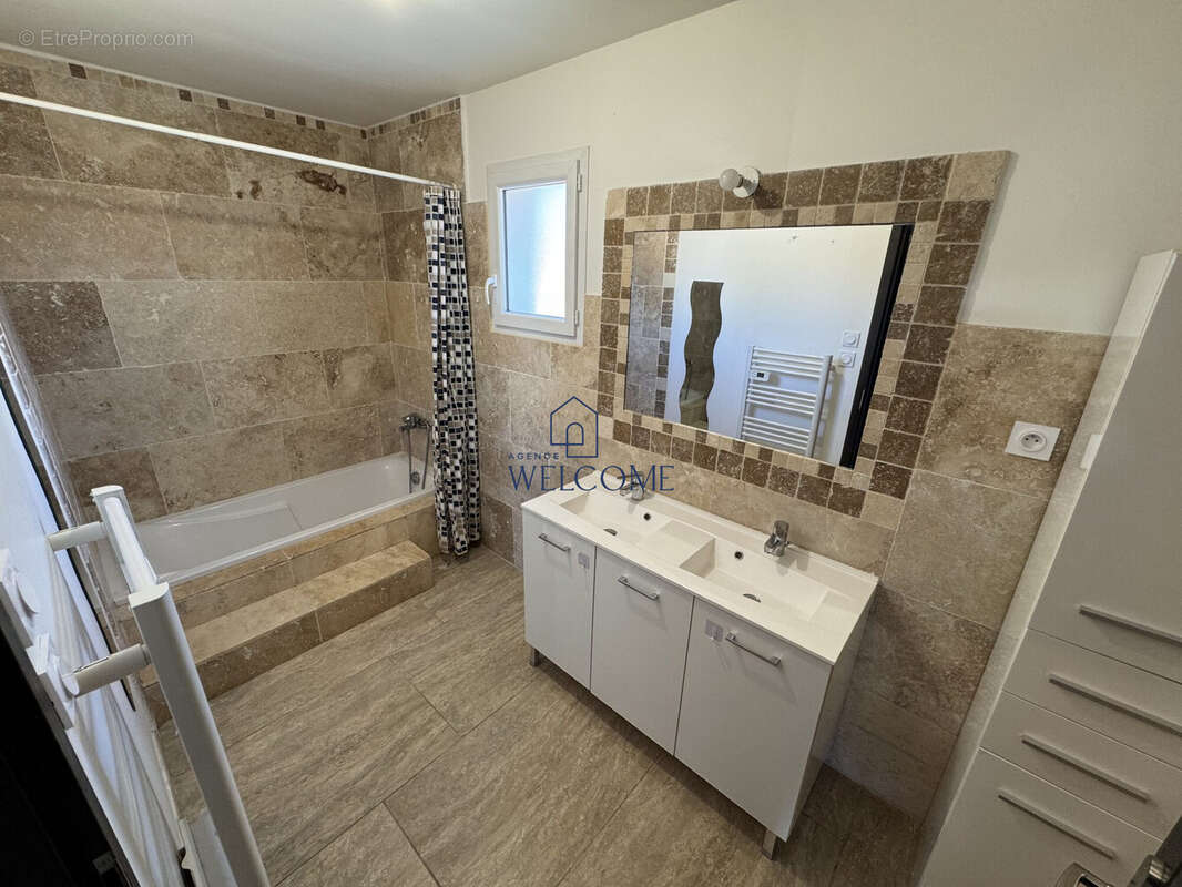 Maison à LAUDUN-L&#039;ARDOISE