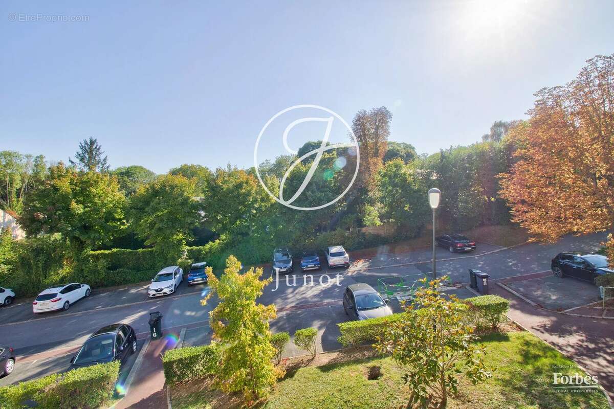 Appartement à LE MESNIL-LE-ROI