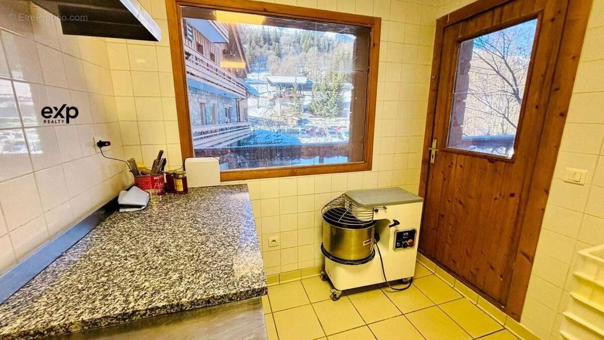 Commerce à LES ALLUES