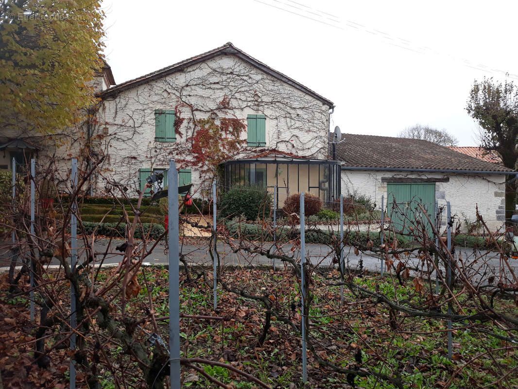 Dordogne - Périgueux - Grand-brassac - Maison en pierres apparentes de 190 m2 + grange + atelier + piscine - photo 2