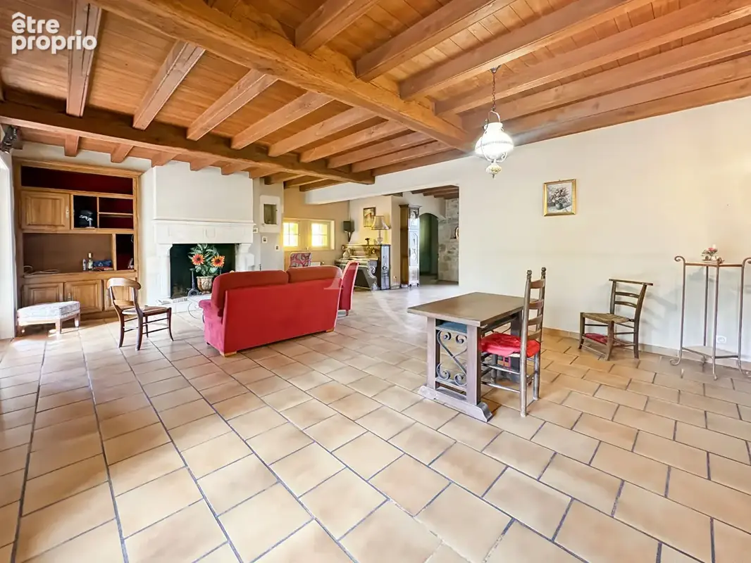 A VENDRE - Maison familiale de caractère de 185 m² avec grand garage, proche des commodités - photo 6