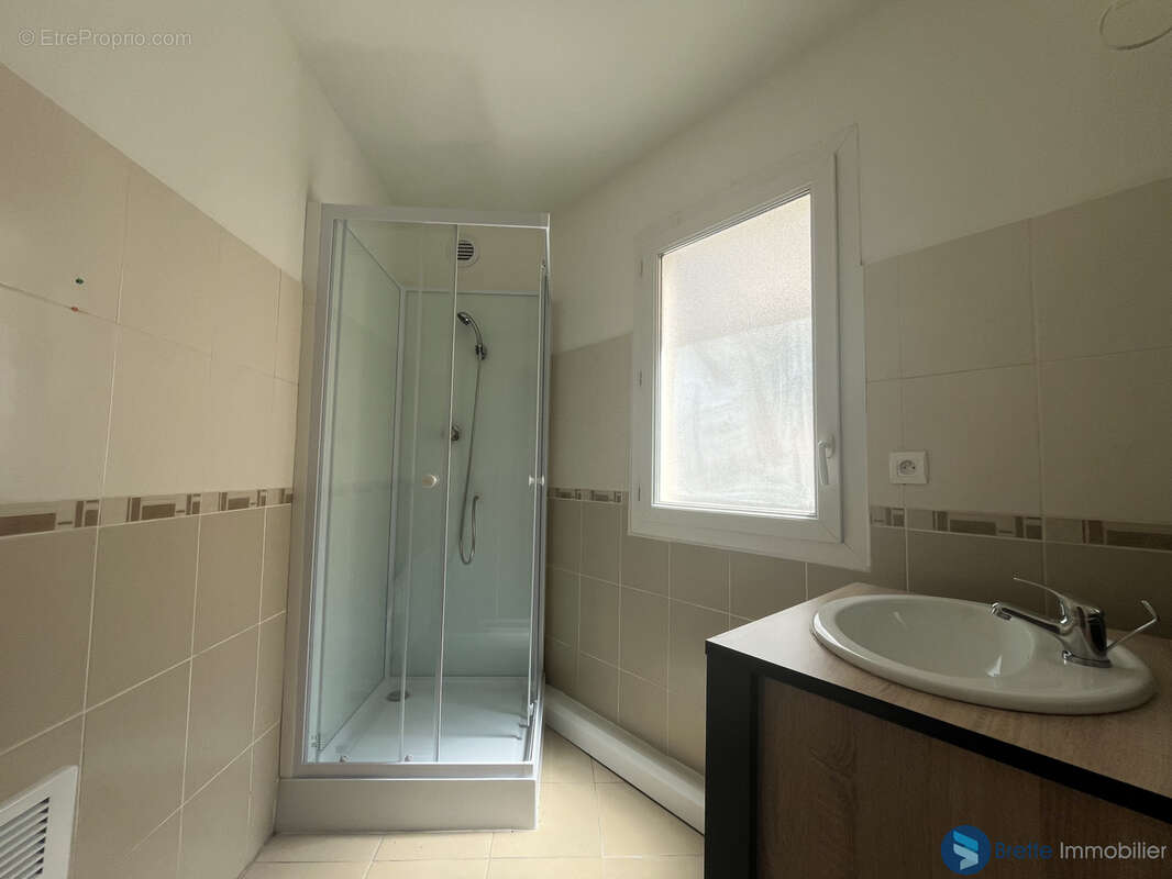 Toulon st roch - appartement t2 renove - photo 5