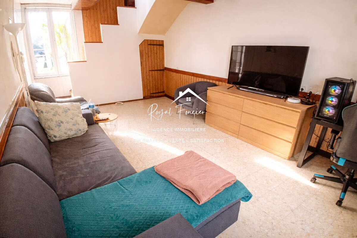 Séjour MAISON 1 louée 495 euros par mois  - Maison à YZEURES-SUR-CREUSE