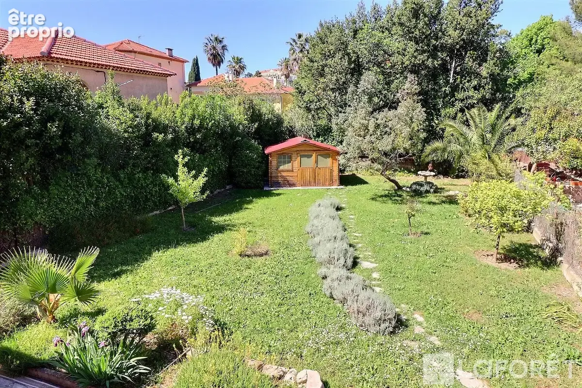 HYERES - Dans un quartier privilégié, maison de 1936 avec superbe terrain. - photo 3