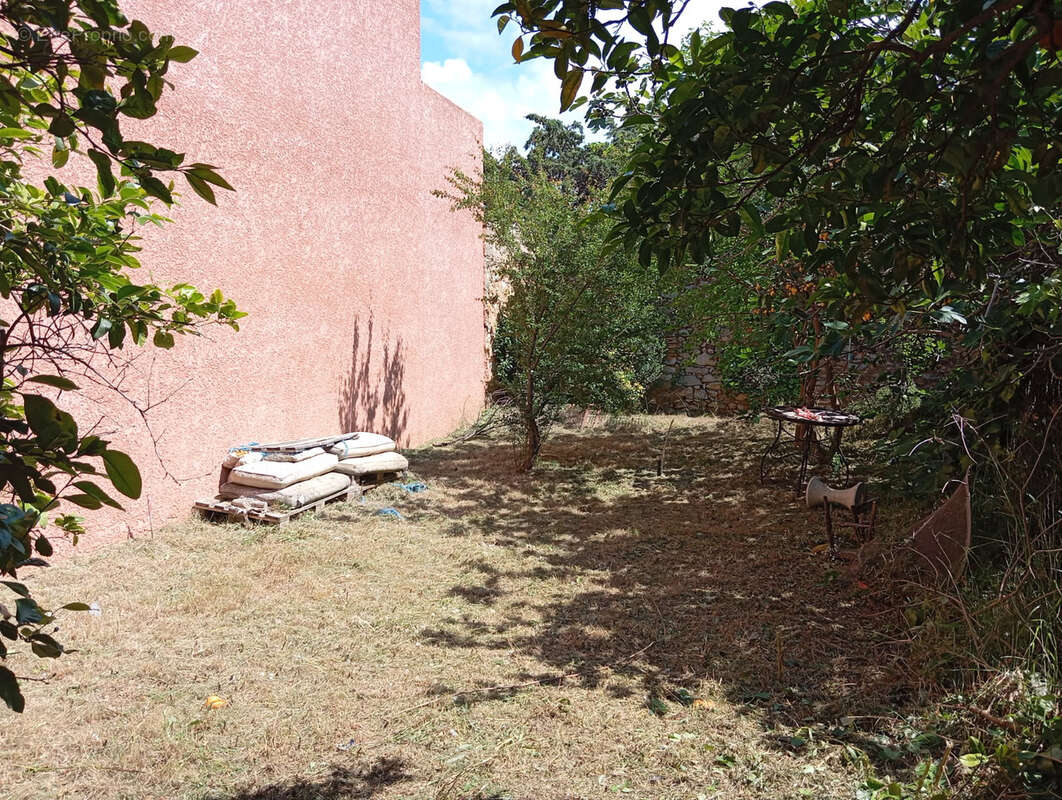 Terrain à OPOUL-PERILLOS