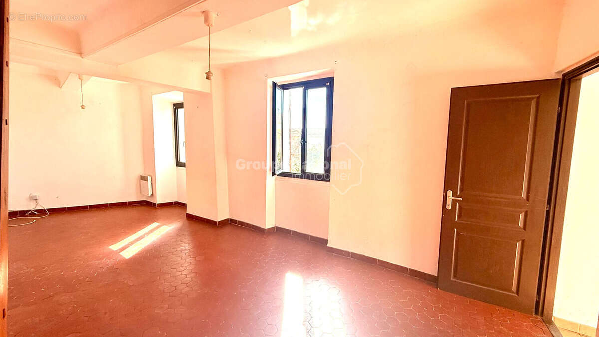 Appartement à VARAGES