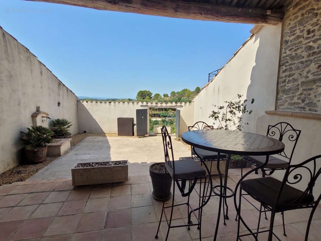 Très jolie maison en pierres de 110 m² habitables avec terrasse  - photo 3