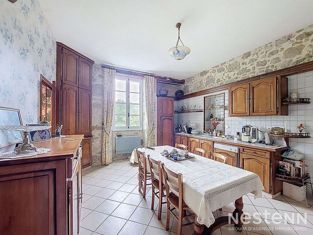 A Vendre Bâtisse en pierre de 310 m² avec dépendances sur une propriété de plus de 1,8 ha - photo 9
