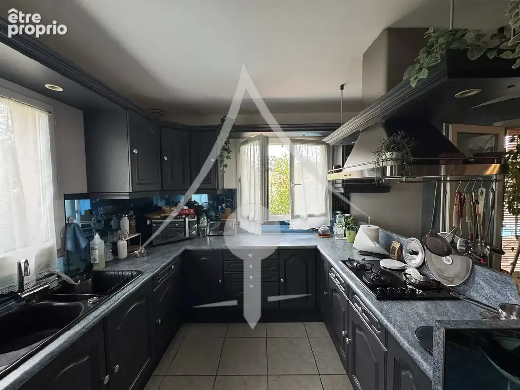 Belle maison familiale avec piscine, jardin arboré et nombreux espaces annexes - photo 4