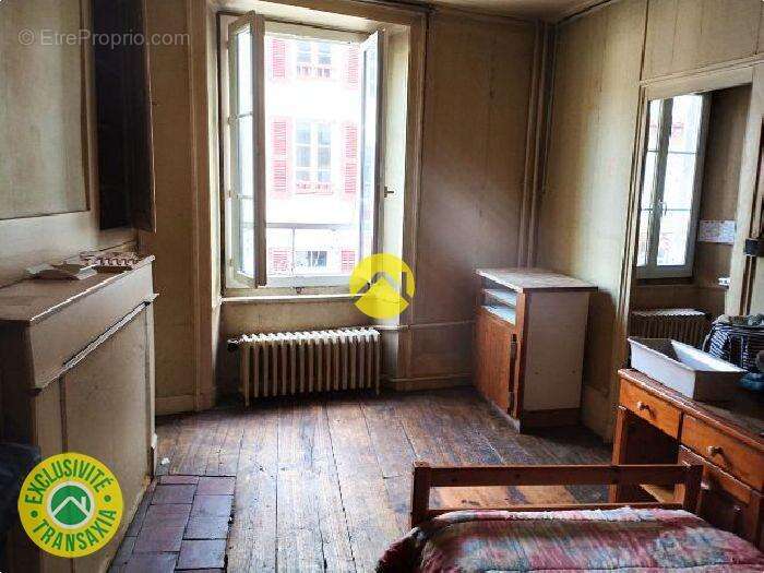 Maison à VIC-SUR-CERE