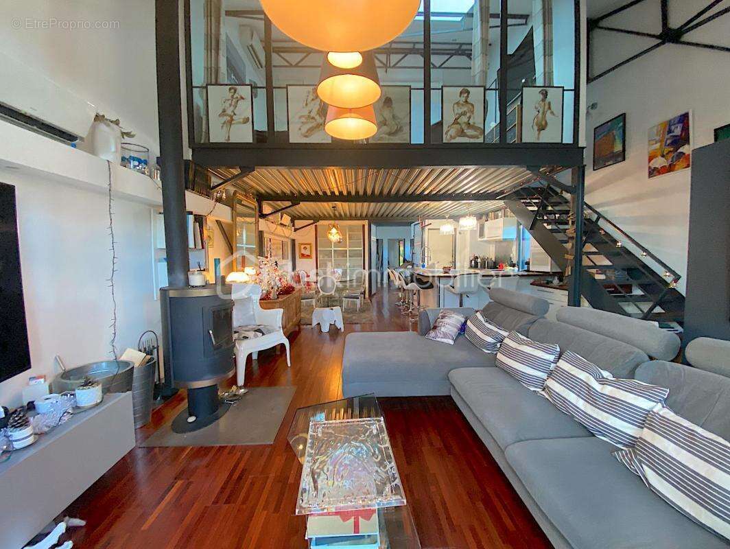 Magnifique loft avec climatisation, 2 places de parking, jardin, piscine et salle de sport !!! - photo 2