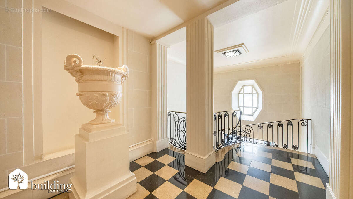 Paris 17e Étoile - Grand studio de 21m² avec terrasse de 7.35m² - photo 8