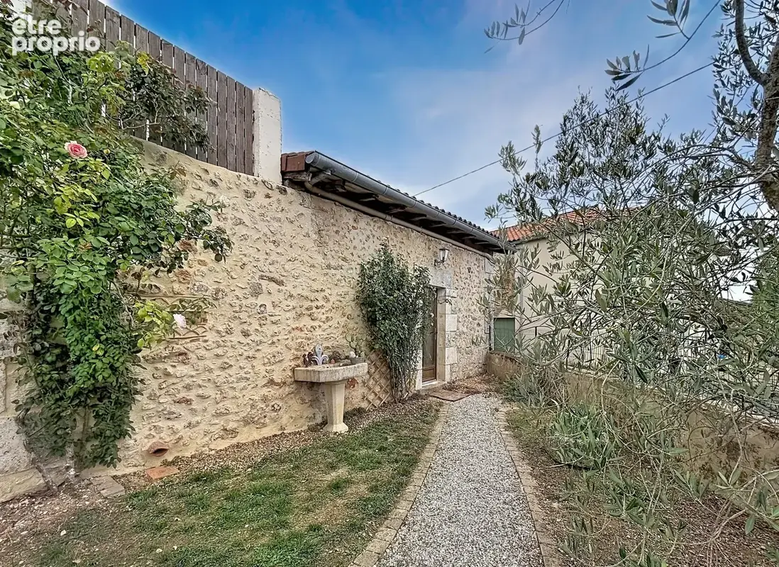 Maison de village en pierres du XVIIIe siècle   180m2 habitables   Petit jardin & carport - photo 2