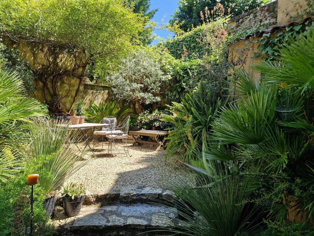 Demeure de charme avec Patio, piscine, tour au toit de lauze et jardin bucolique. - photo 2