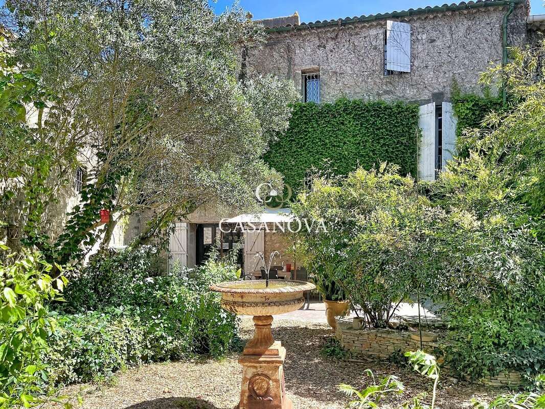 Aux abords de PEZENAS, derrière ses murs de pierre, se dévoile une propriété de caractère du XVIIIe siècle nichée dans un écrin  - photo 2