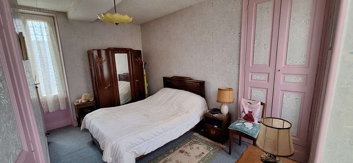 Maison à LAROCHE-SAINT-CYDROINE