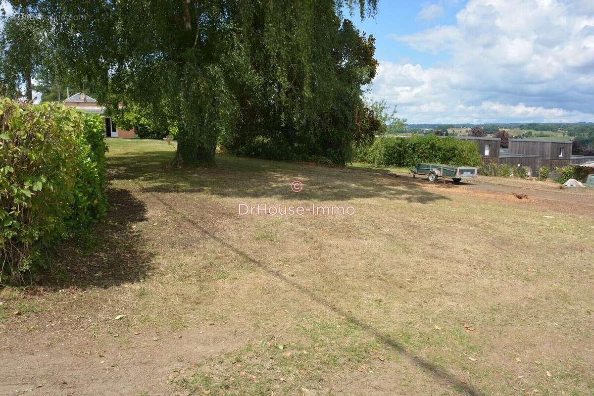 Terrain à AIXE-SUR-VIENNE