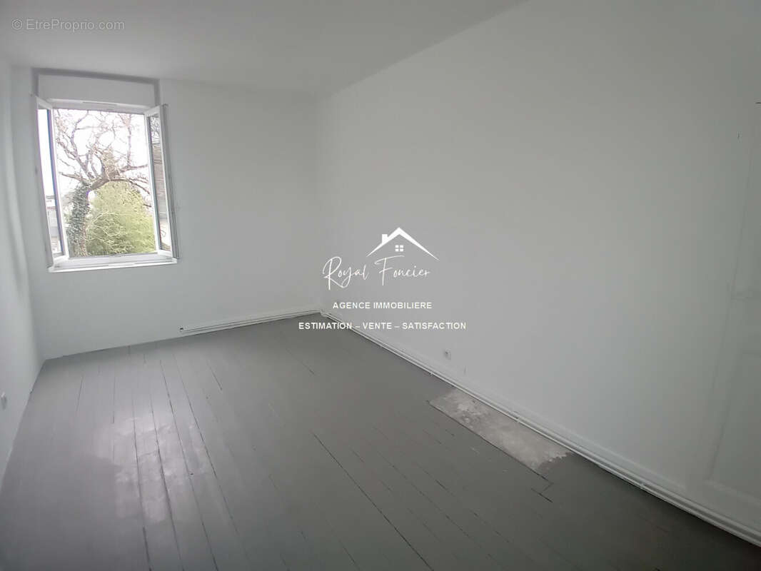 Premier étage : Chambre 2 - Maison à CHATELLERAULT