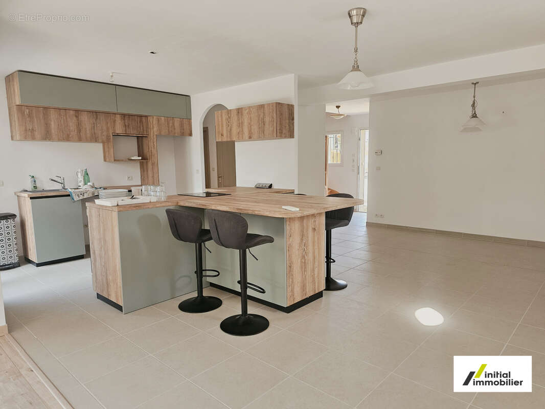CHEMILLÉ-SUR-DÊME   Maison familiale de 165 m2 avec 5 chambres sur un terrain de 1 537 m2 - photo 2