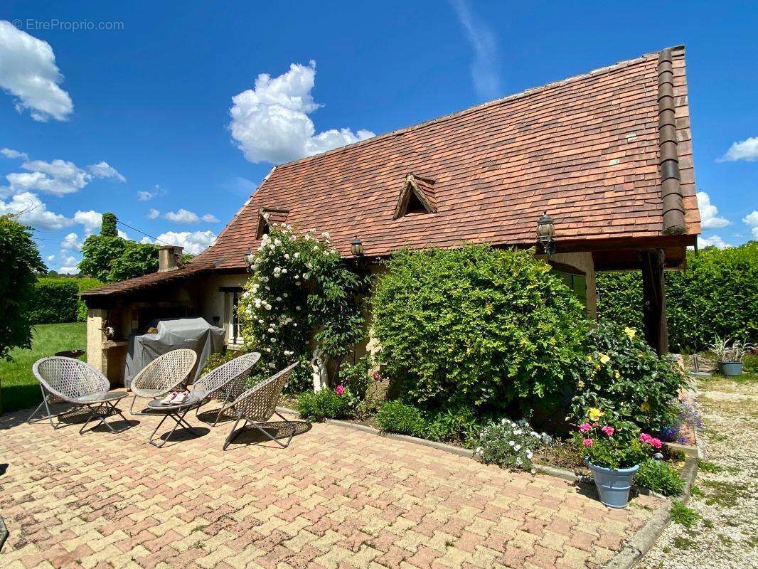 Maison à MAUZAC-ET-GRAND-CASTANG