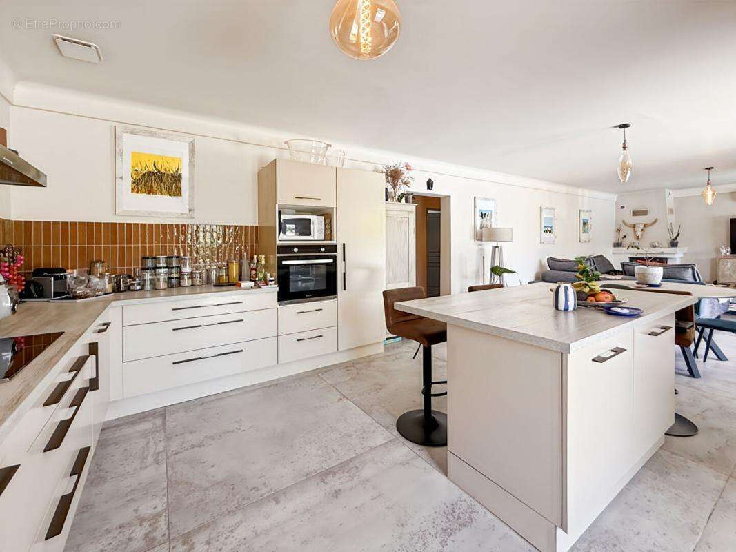 À Vendre maison avec piscine et studio de 25m2 à Mouriès - photo 3