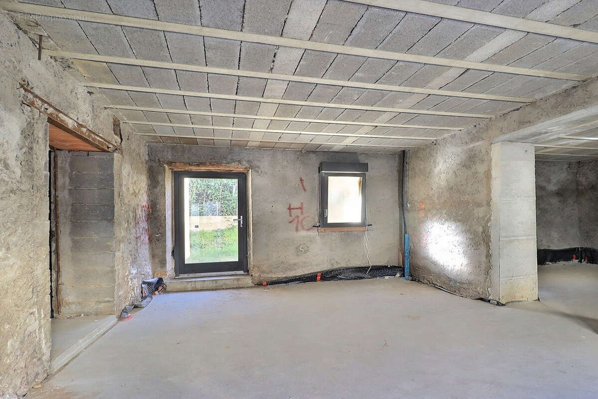 Appartement à LA TOUR-DE-SALVAGNY