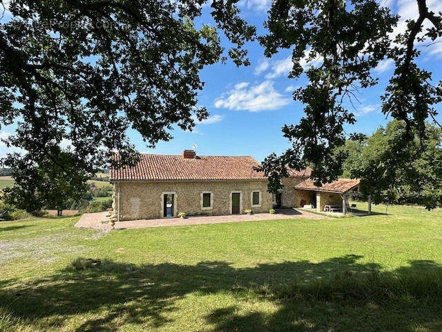 façade est maison rénovée - Maison à VIC-FEZENSAC