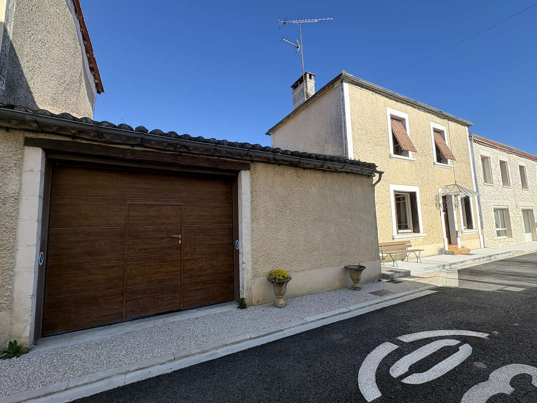 Maison de village avec jardin, dépendances et grand garage - photo 2