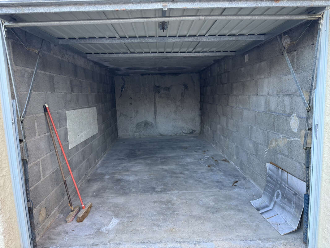 Parking à SAINT-PONS