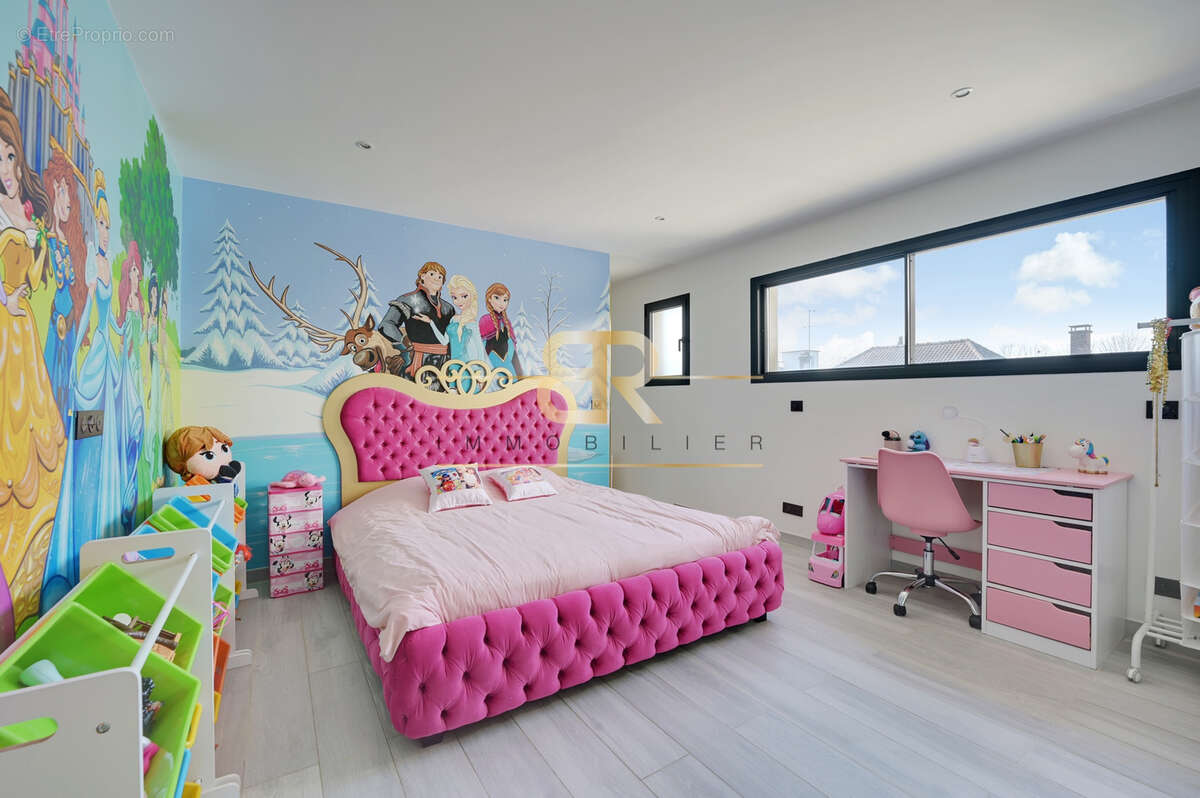 Maison à CHENNEVIERES-SUR-MARNE