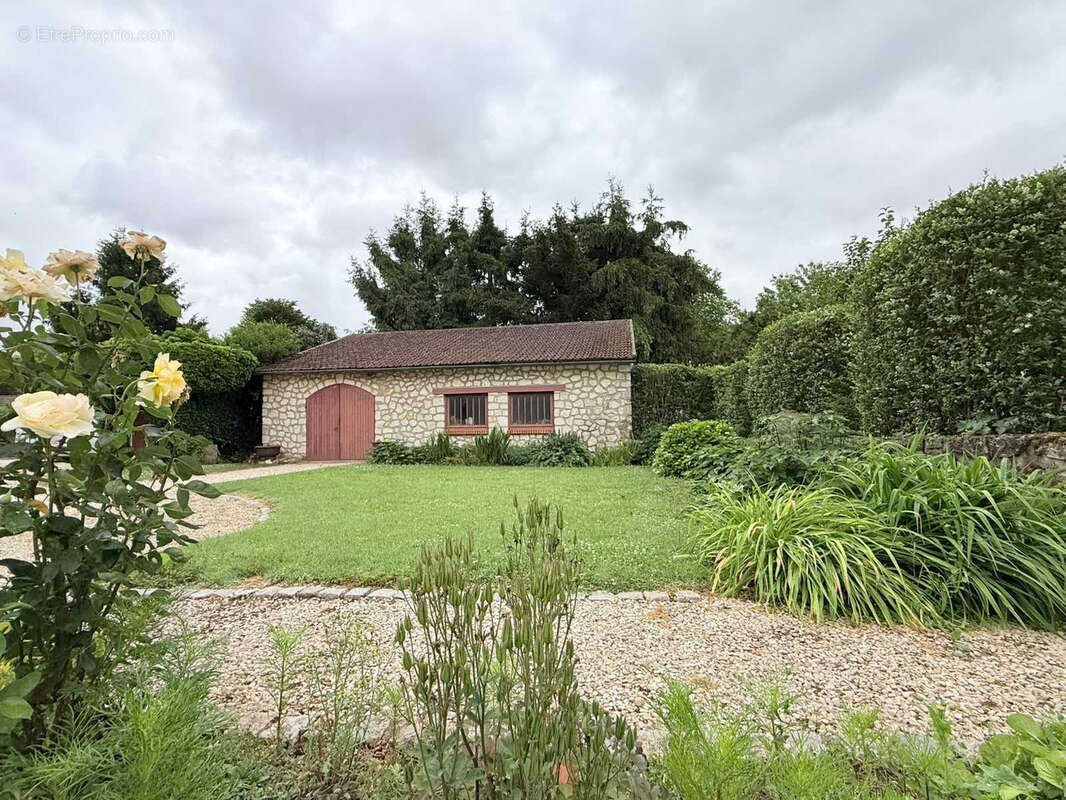 Authentique maison en pierre avec 4 chambres, dépendances et terrain de 2 207 m2 - photo 7