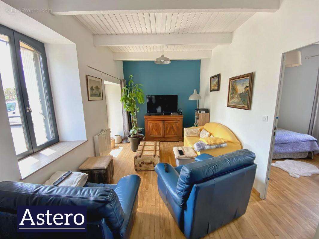 Maison familiale avec chambre au rez-de-chaussée, terrain constructible de 2 240 m² et dépendances - photo 4