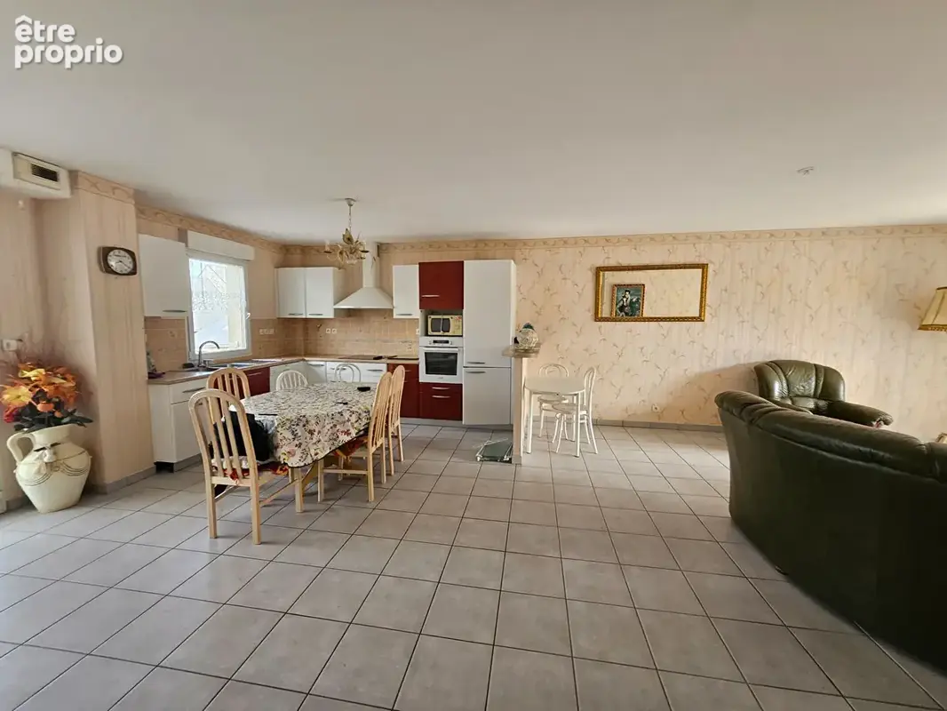 LANVALLAY  BOURG:  Grand appartement  Lumineux  avec grand balcon dans residence avec ascenseur et garage - photo 2