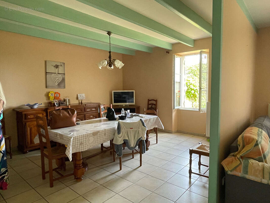 Propriété avec 2 maisons rénovées, une maison à rénover et grandes dépendances - photo 8