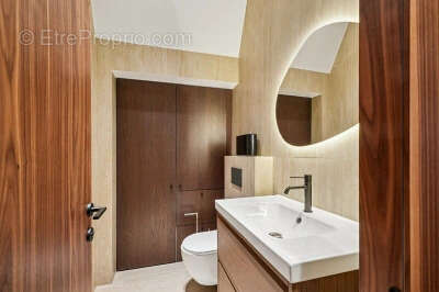 Commerce à PARIS-8E