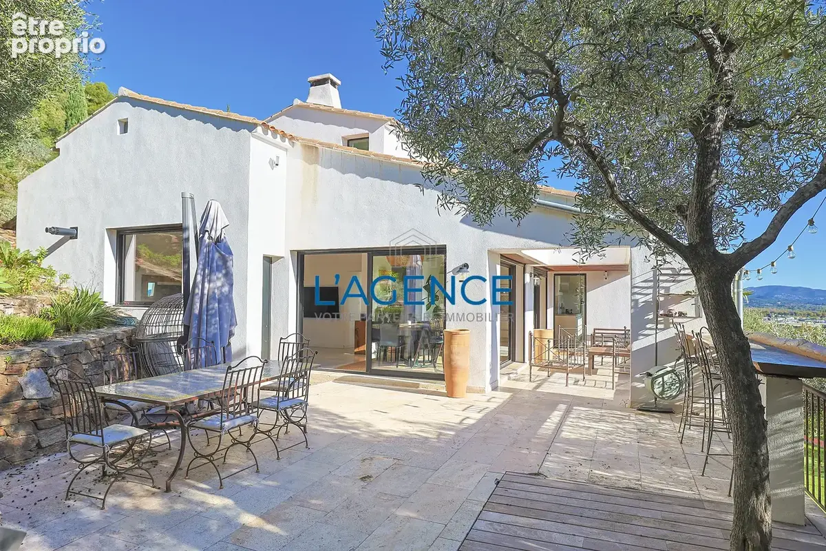 Villa contemporaine de 221 m2 avec vue mer, au calme, sur un terrain arboré de 1830M2 - photo 3