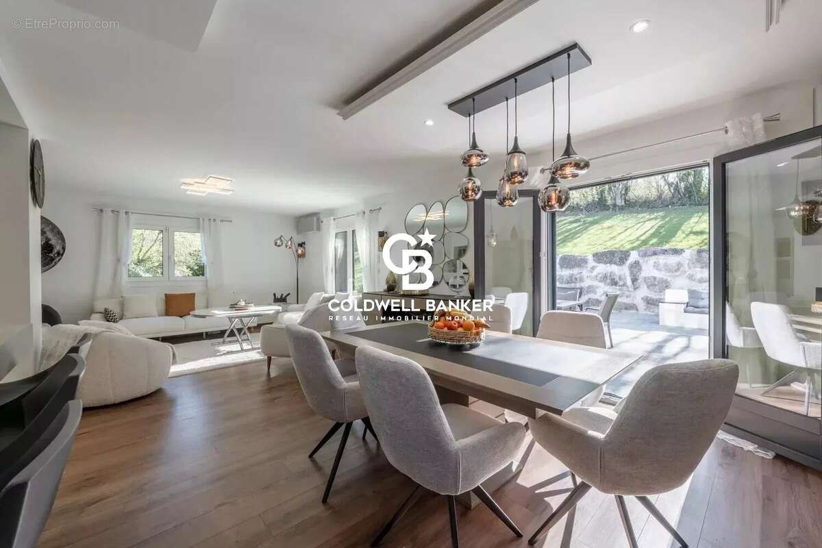 Maison à MONTAGNOLE